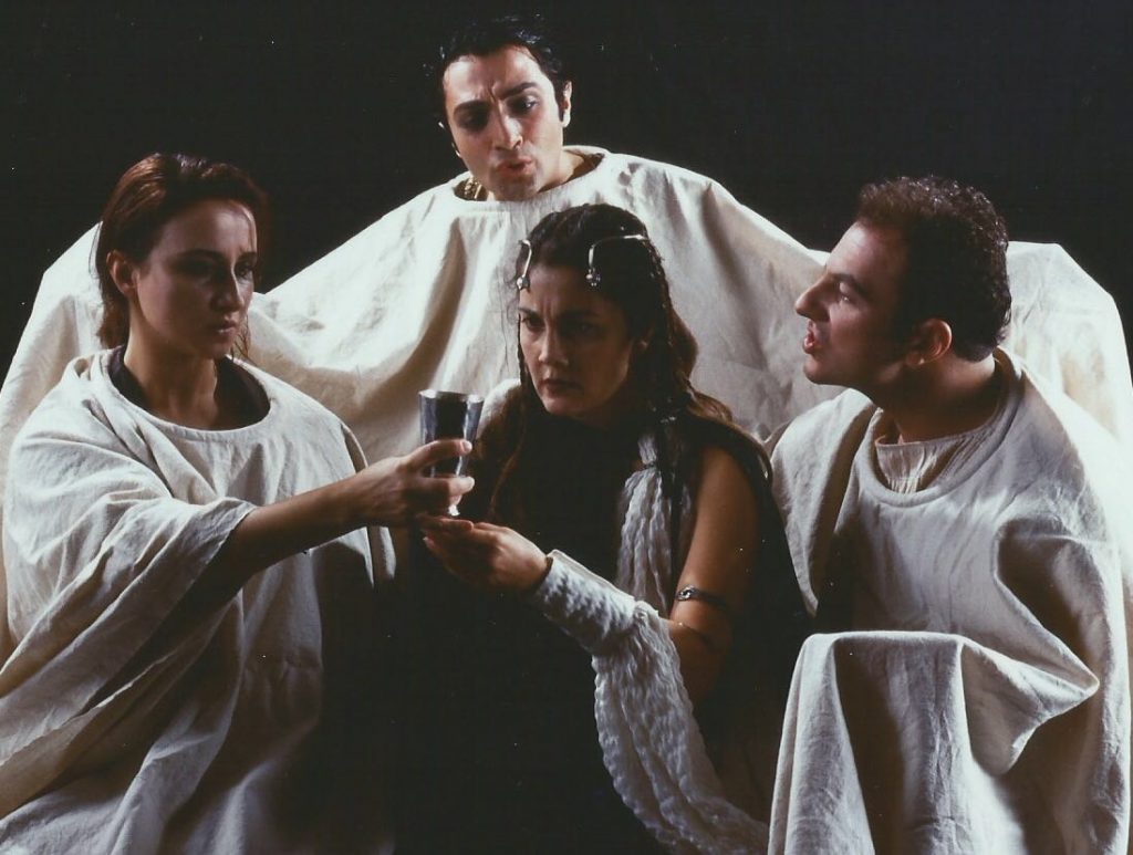 Işık insanları adlı oyundan Brehctin safhoklesin Antigone'si bölümünden soldan sağa Gülsüm Soydan, Metin Arslan, Ben ve Cem Safran